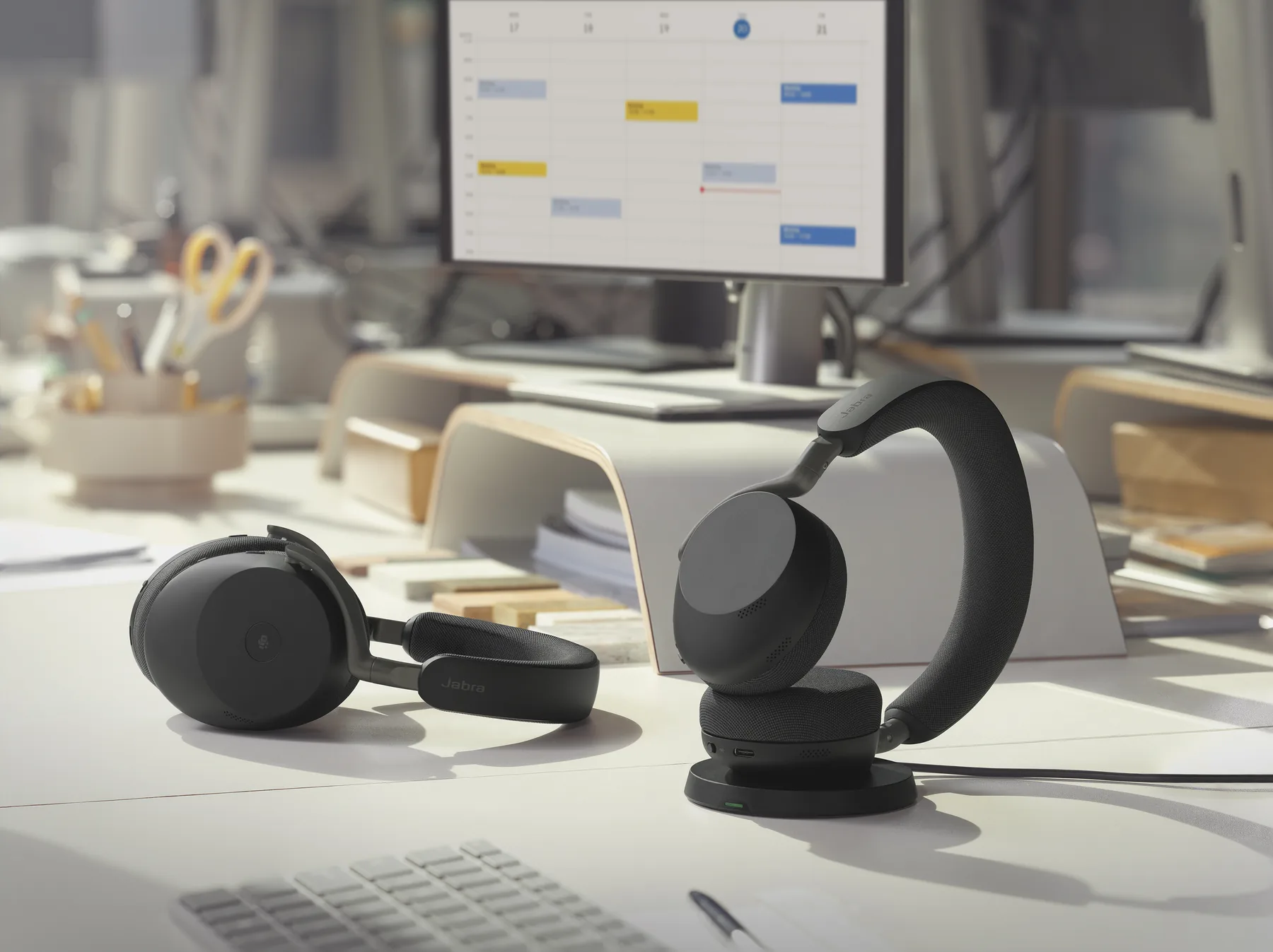 Słuchawki Jabra Evolve3 85 i Evolve3 75 na biurku