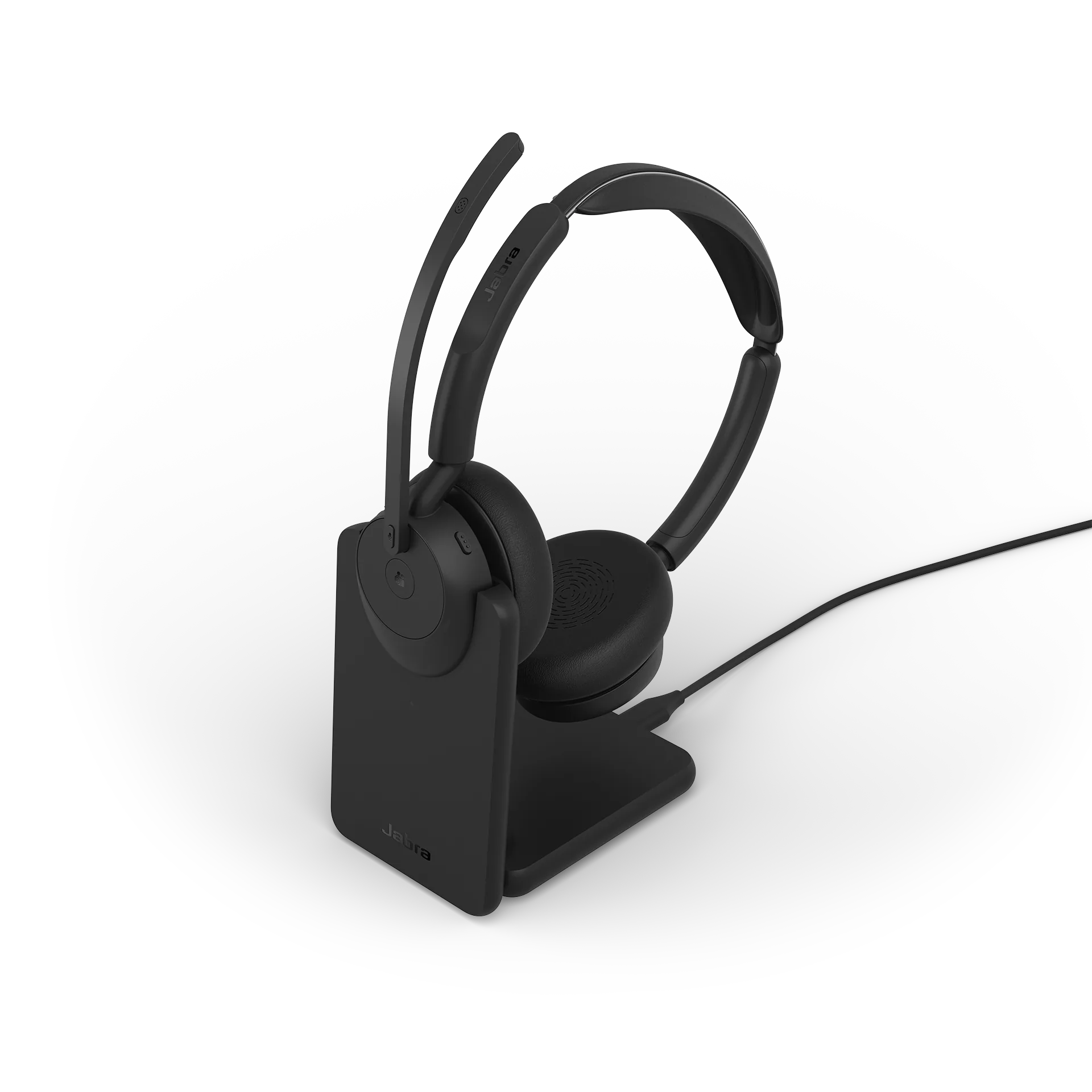 Jabra Evolve3 45 na podstawce ładującej, ujęcie studyjne