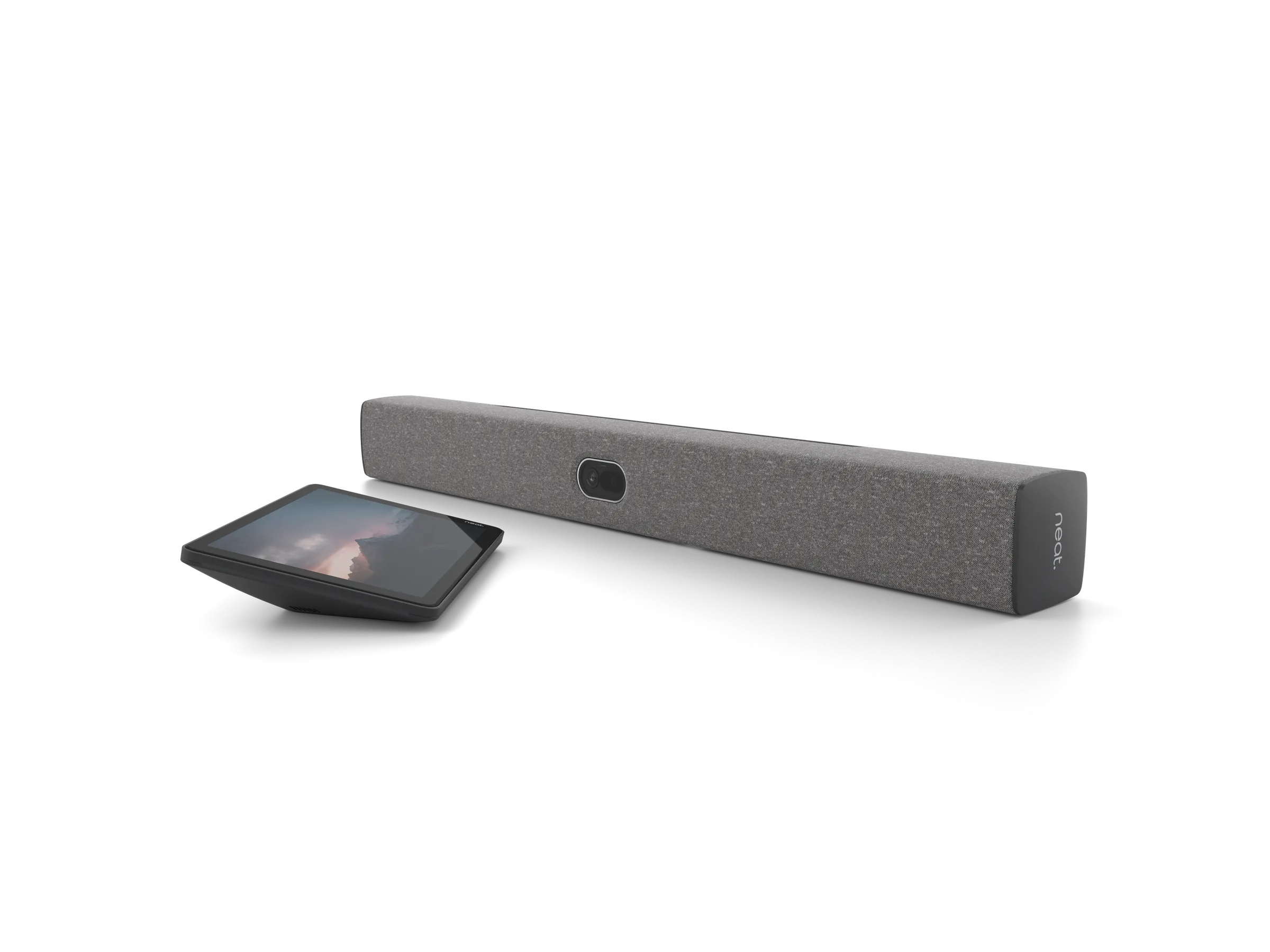 Neat Bar Generation 2 pod ekranem wraz z panelem Neat Pad na stole